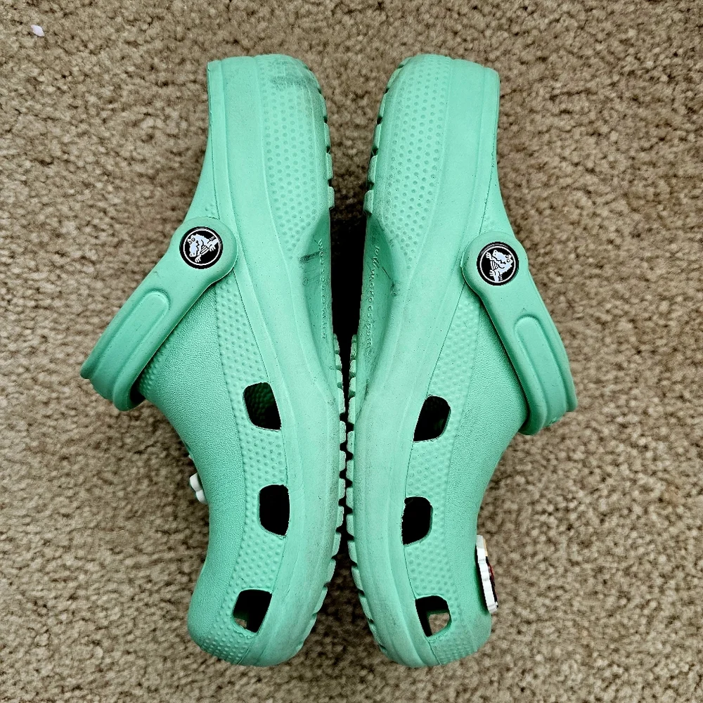 Crocs classic clogs mint green golf jibbitz youth size 5 womens size 7